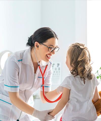 Seguro de Salud - Doctora examinando a una niña en el hospital médico Seguro de Salud - Doctora examinando a una niña en el hospital médico