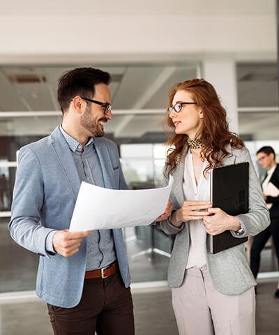 Ventajas para Empresas - Hombre y mujer de negocios en una reunion en la oficina Ventajas para Empresas - Hombre y mujer de negocios en una reunion en la oficina