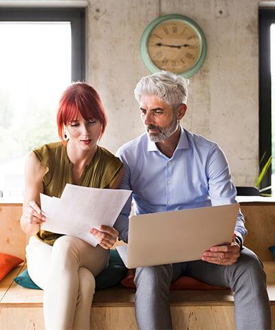 Ventajas para Empresas - Reunión de negocios entre hombre y mujer de negocios en oficina Ventajas para Empresas - Reunión de negocios entre hombre y mujer de negocios en oficina