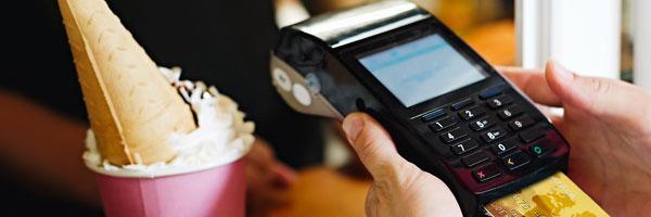 Recomendador de TPVs - Mujer pagando un helado con una tarjeta de credito en tpv en una heladeria Recomendador de TPVs - Mujer pagando un helado con una tarjeta de credito en tpv en una heladeria