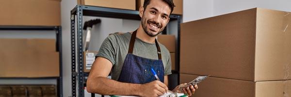 Porque somos así Autónomos - Autónomo prepara los pedidos de su tienda online Porque somos así Autónomos - Autónomo prepara los pedidos de su tienda online