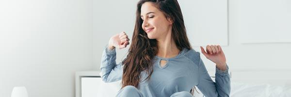 Porque somos así Jóvenes - Chica joven se despierta tarde después de salir de fiesta Porque somos así Jóvenes - Chica joven se despierta tarde después de salir de fiesta