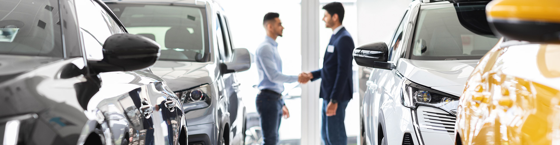 Préstamo coche - Un cliente feliz se acaba de comprar un coche