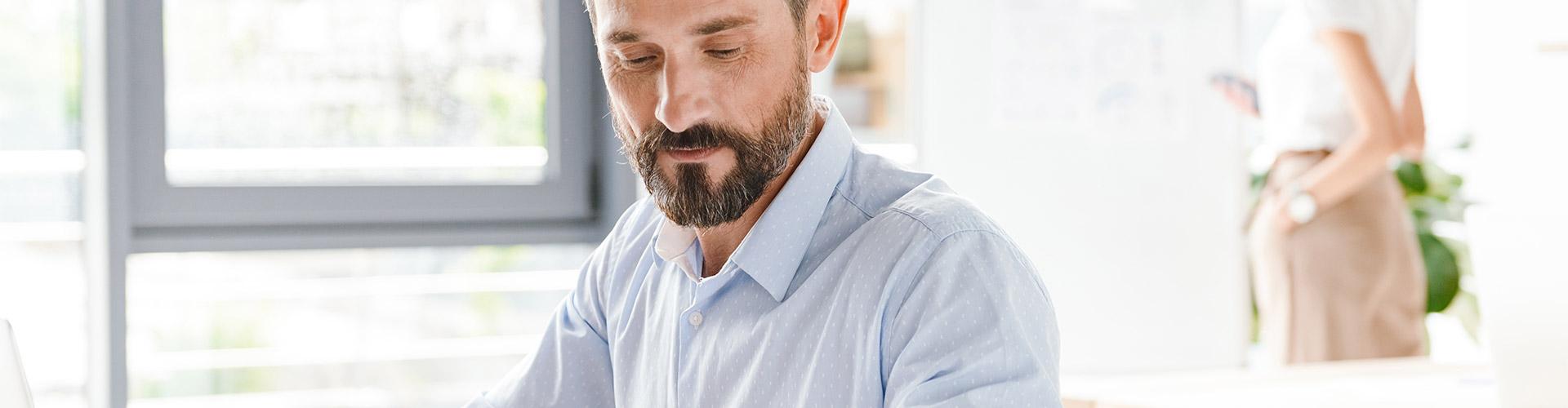 Programa Te lo Mereces Nómina - Un hombre de negocios trabajando con su portátil