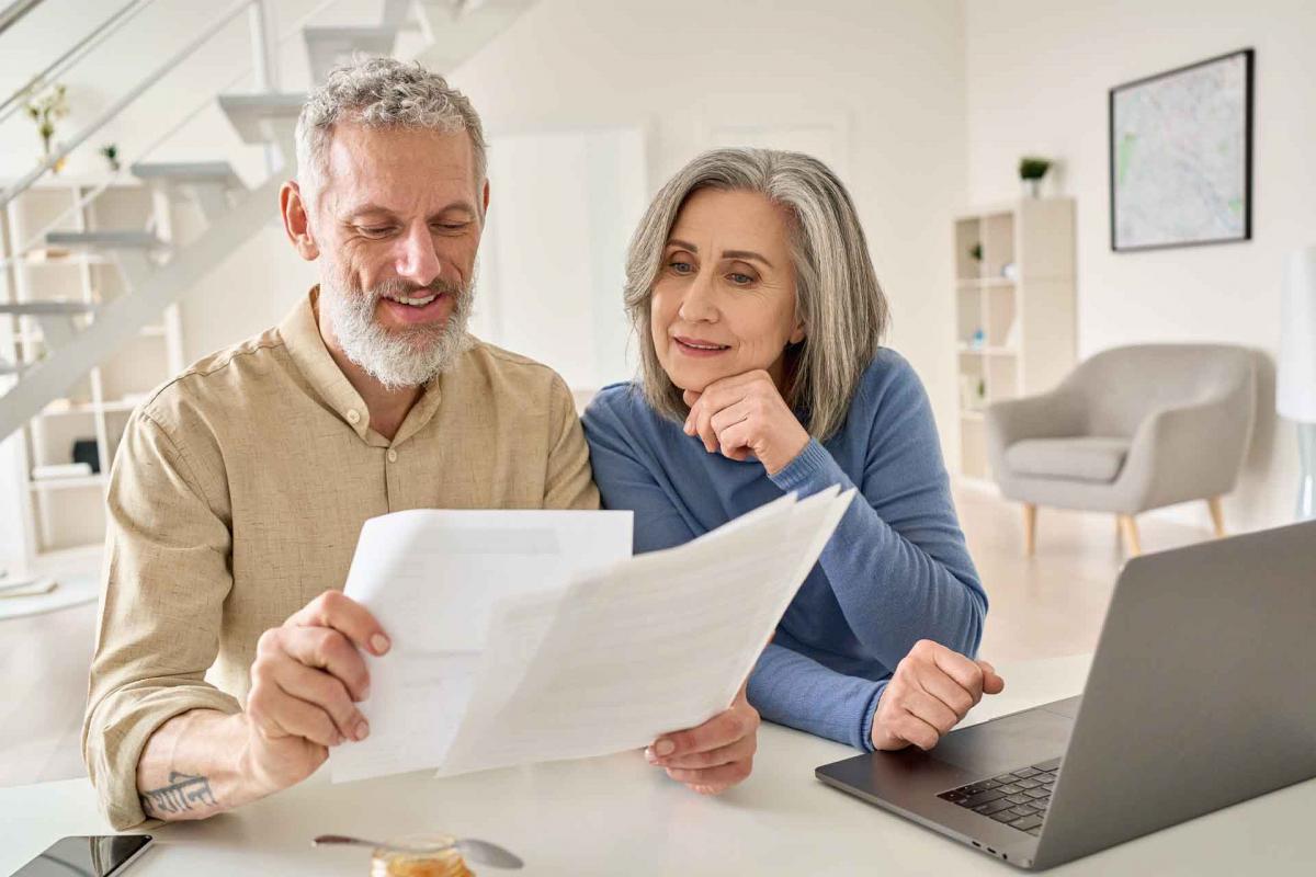 Pareja de edad avanzada estudian su jubilación