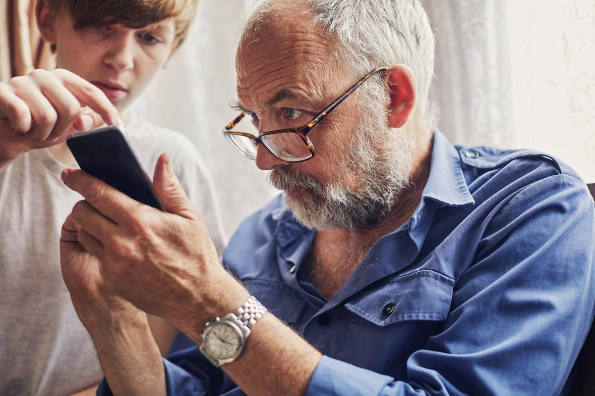 Persona mayor usando banca digital en el móvil