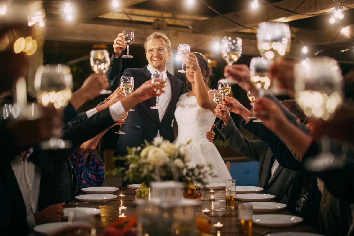 Novios brindan en su boda con sus invitados